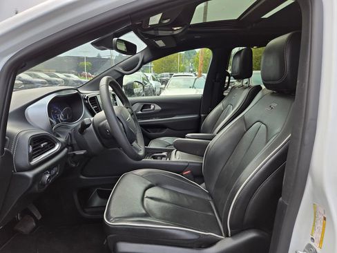 Used 2025 Chrysler Pacifica Limited FWD image 20
