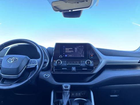 Used 2023 Toyota Highlander XLE image 30