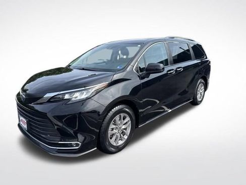 Used 2023 Toyota Sienna XLE FWD image 3