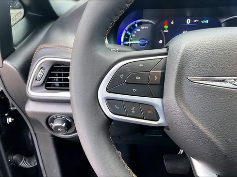 Used 2023 Chrysler Pacifica Pinnacle FWD image 24