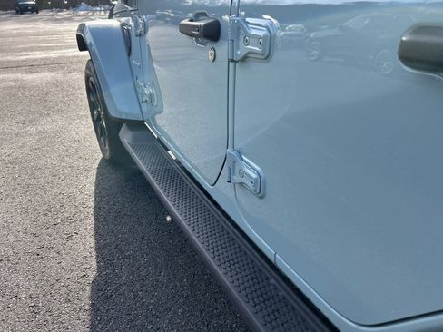 Used 2024 Jeep Wrangler Sahara image 19