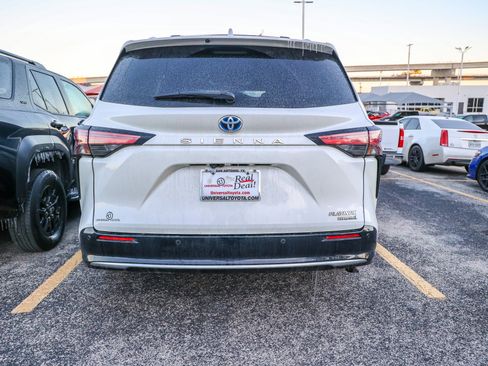 Used 2021 Toyota Sienna Platinum image 8