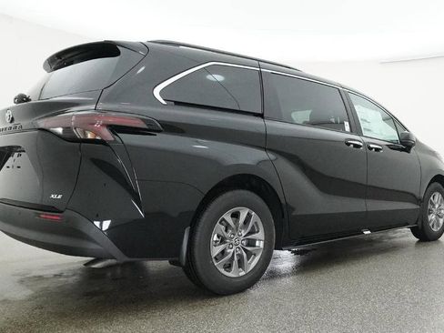 New 2026 Toyota Sienna XLE FWD image 11