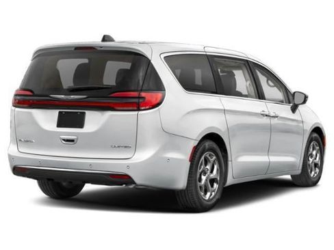 Used 2024 Chrysler Pacifica Limited FWD image 3