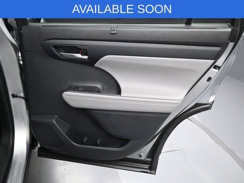 Used 2020 Toyota Highlander XLE AWD/4WD image 34