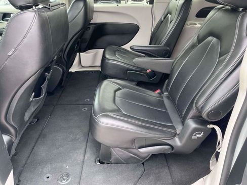 Used 2024 Chrysler Pacifica Touring-L FWD image 17
