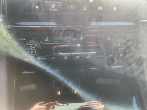 New 2025 Jeep Grand Cherokee Laredo image 10