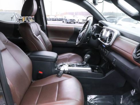 Used 2019 Toyota Tacoma Limited image 33