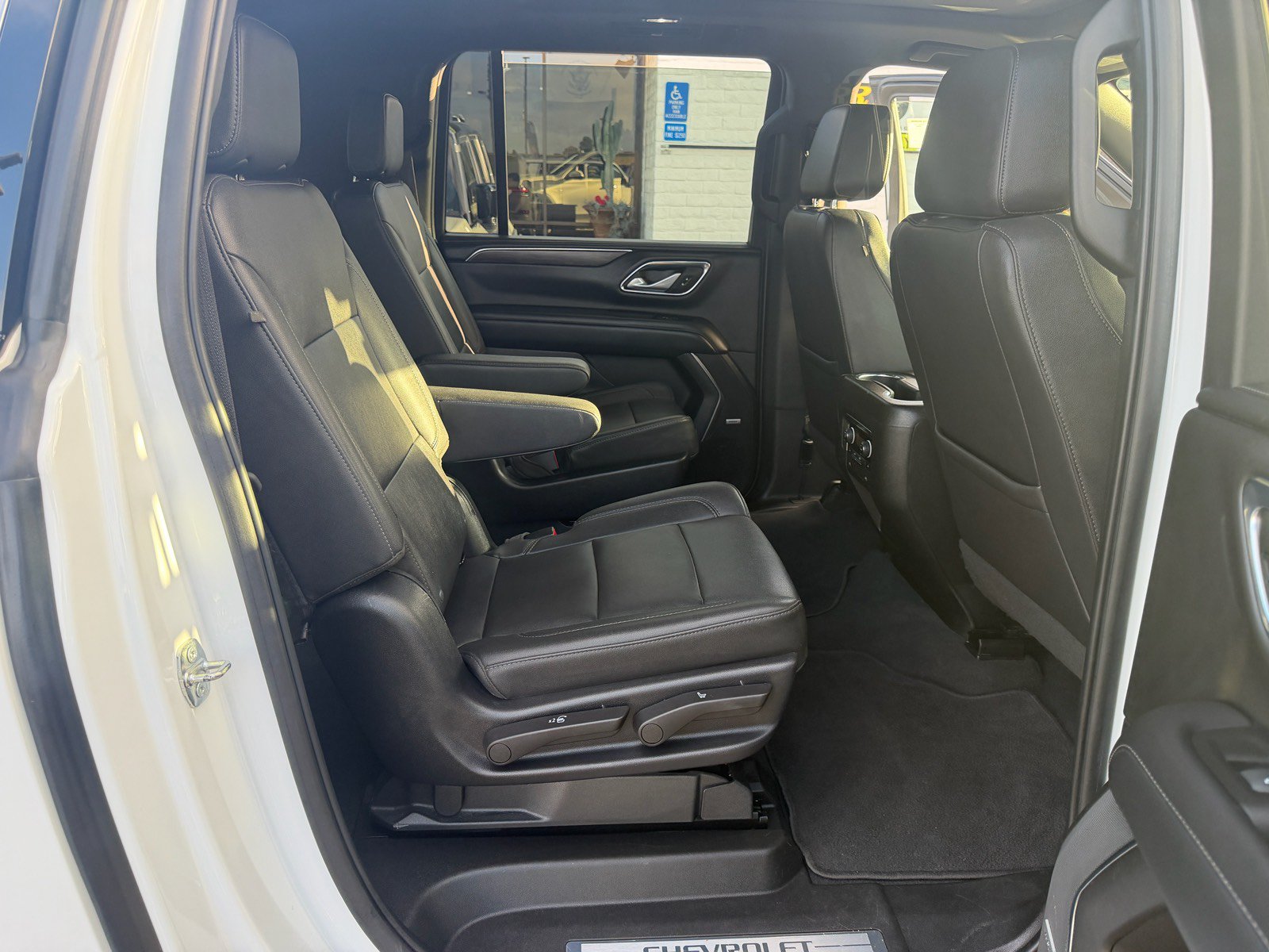 Used 2022 Chevrolet Suburban LT w/ LT Signature Package RWD image 18