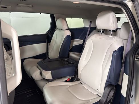 New 2026 Kia Carnival EX FWD image 25