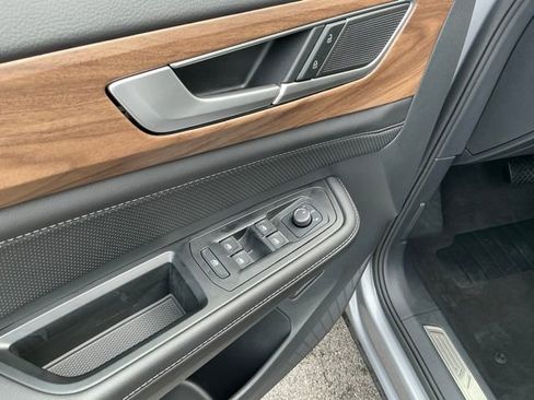 Used 2025 Volkswagen Atlas SE image 14