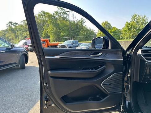 Used 2023 Jeep Grand Cherokee Overland image 24