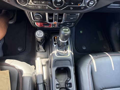Used 2025 Jeep Wrangler Unlimited Rubicon AWD/4WD image 19
