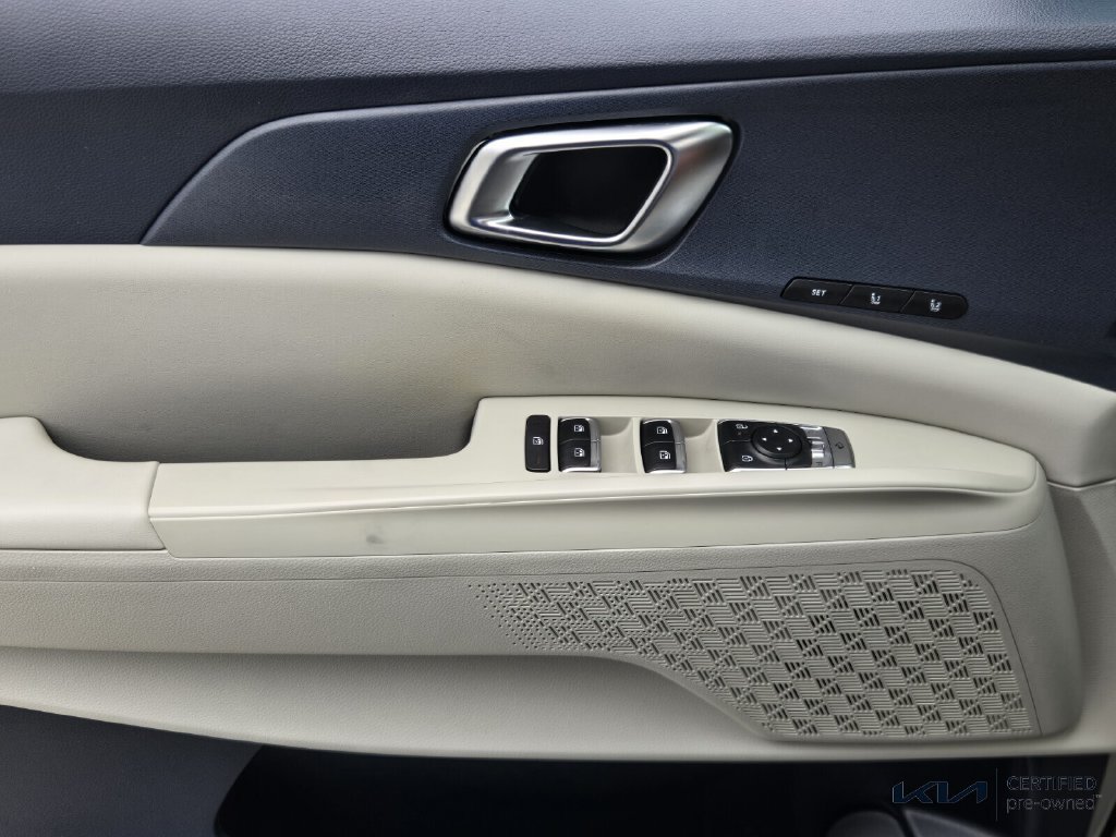 Certified 2025 Kia Carnival EX FWD image 29