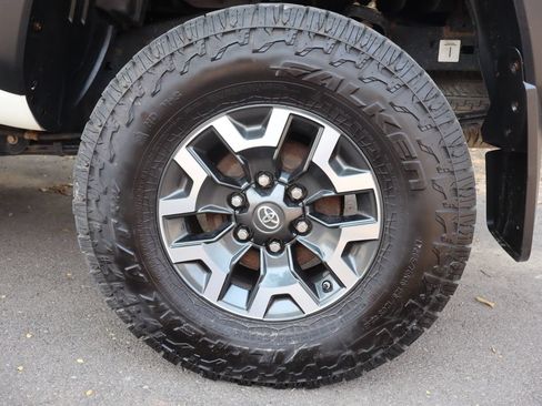 Used 2017 Toyota Tacoma TRD Off-Road w/ Premium & Technology Package AWD/4WD image 43