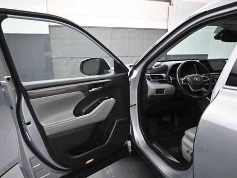 Used 2022 Toyota Highlander Platinum image 8