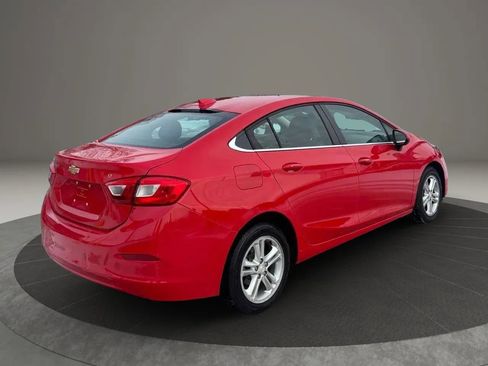 Used 2017 Chevrolet Cruze LT w/ Convenience Package FWD image 3