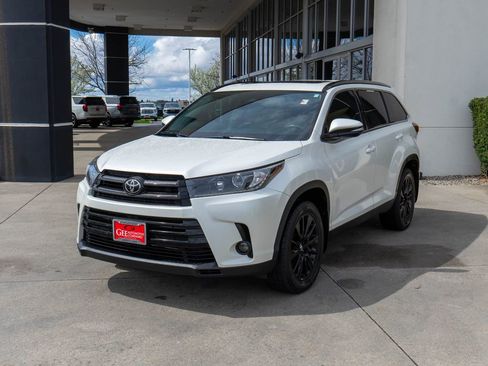 Used 2019 Toyota Highlander SE image 3