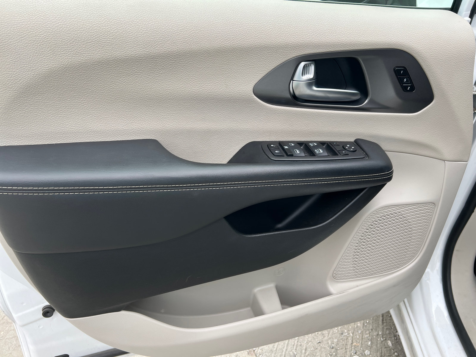 Used 2024 Chrysler Pacifica Touring-L FWD image 13