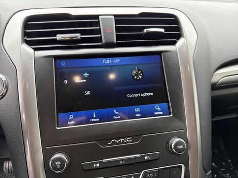 Used 2020 Ford Fusion SE image 25