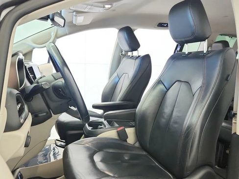 Used 2017 Chrysler Pacifica Touring-L FWD image 20