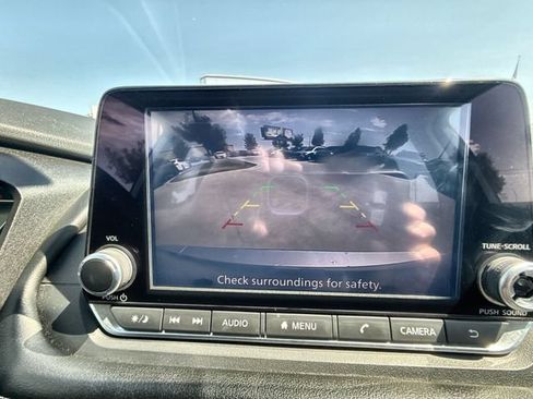 Used 2024 Nissan Rogue S FWD image 17