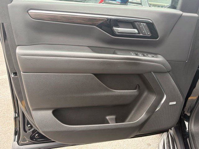 Used 2025 Chevrolet Suburban LT w/ Comfort Package AWD/4WD image 12