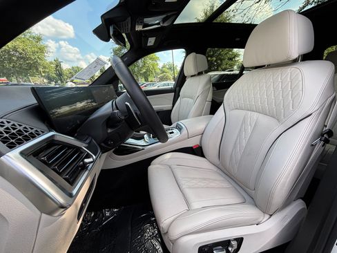 Used 2025 BMW X7 M60i w/ Climate Comfort Package AWD/4WD image 12