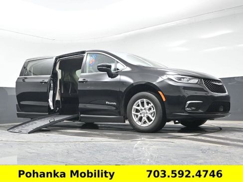 Used 2024 Chrysler Pacifica Touring-L image 11