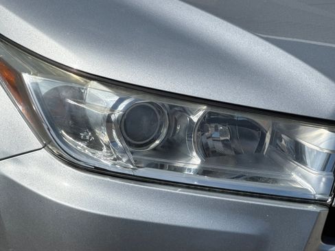 Used 2018 Toyota Highlander XLE FWD image 12