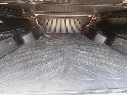 Used 2018 Toyota Tacoma TRD Off-Road AWD/4WD image 8