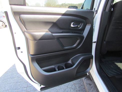 Used 2018 Nissan Titan SV w/ SV Convenience Package image 13