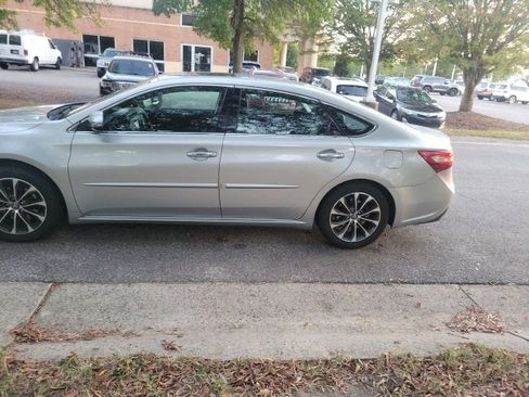 Used 2016 Toyota Avalon XLE Premium image 2