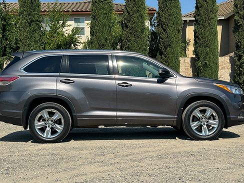Used 2015 Toyota Highlander Limited AWD/4WD image 3