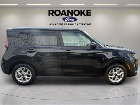Used 2025 Kia Soul LX FWD image 5