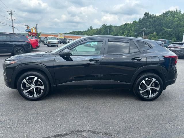 Used 2025 Chevrolet Trax RS w/ Sunroof Package FWD image 3