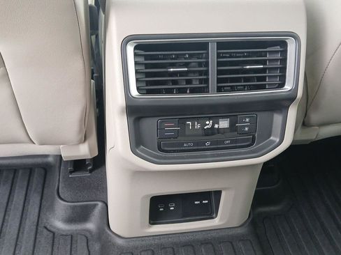 Used 2024 Volkswagen Atlas SE image 12