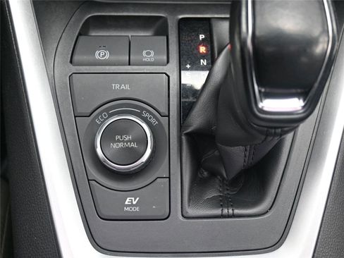 Used 2020 Toyota RAV4 XLE w/ Convenience Package image 15