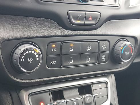 Used 2024 GMC Terrain SLE FWD image 20