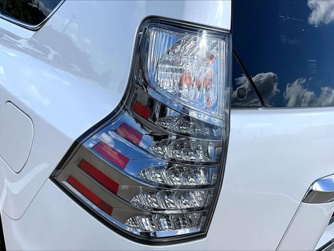 Used 2023 Lexus GX 460 Luxury w/ Accessory Package AWD/4WD image 29