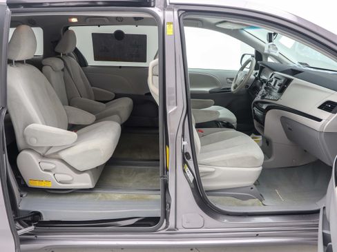 Used 2014 Toyota Sienna LE FWD image 14
