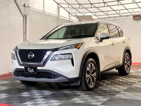 Used 2021 Nissan Rogue SV image 3