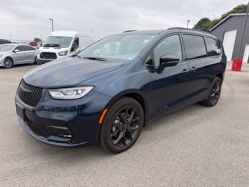 Used 2023 Chrysler Pacifica Limited w/ Uconnect Theater Family Group AWD/4WD image 2