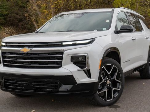 Used 2025 Chevrolet Traverse High Country image 1