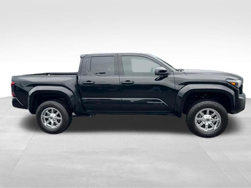 Used 2025 Toyota Tacoma SR5 AWD/4WD image 9
