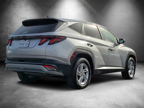 Certified 2025 Hyundai Tucson SE image 3