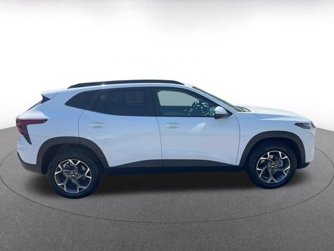 Used 2025 Chevrolet Trax LT w/ LT Convenience Package FWD image 16