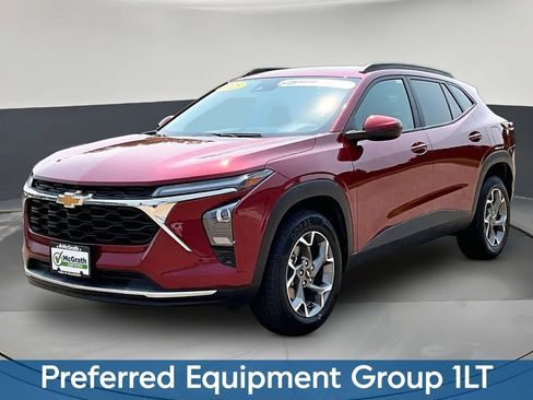 Used 2025 Chevrolet Trax LT FWD image 3