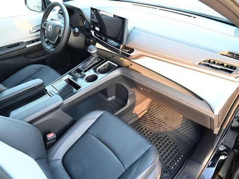 Used 2025 Toyota Sienna XSE image 43