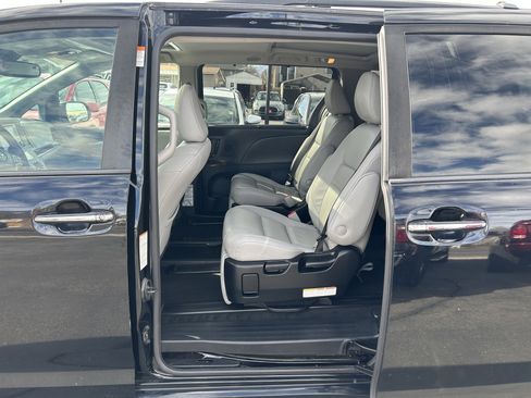 Used 2018 Toyota Sienna Limited w/ Carpet Mat Package image 17